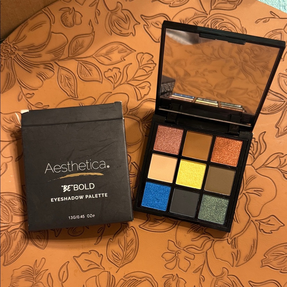 Aesthetica Be Bold Eyeshadow Palette - Vibrant Colors new in box